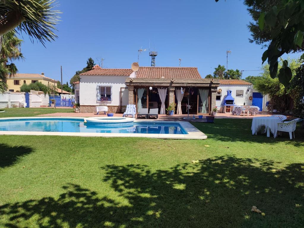 a house with a swimming pool in a yard at EL RETIRO in Sanlúcar de Barrameda