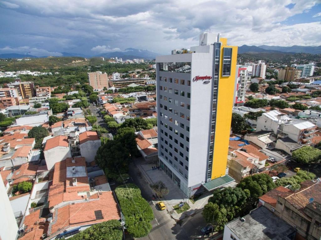 una vista sul soffitto di un edificio alto bianco e giallo di Hampton By Hilton Cucuta a Cúcuta