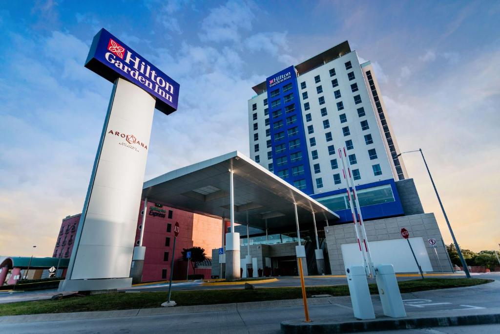 a building with a sign in front of it at Hilton Garden Inn Silao Aeropuerto Bajio in Silao