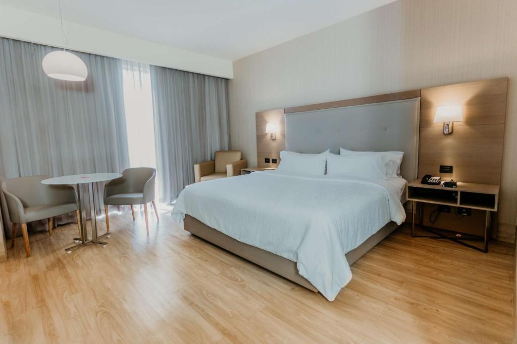 Postel nebo postele na pokoji v ubytování Hilton Garden Inn Silao Aeropuerto Bajio