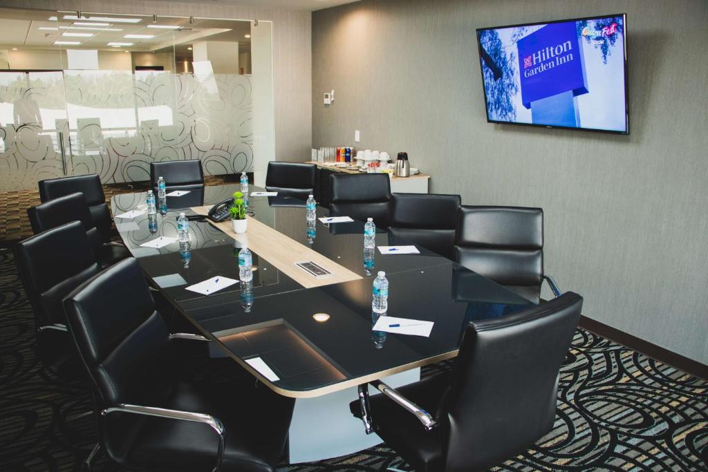 TV a/nebo společenská místnost v ubytování Hilton Garden Inn Leon Poliforum