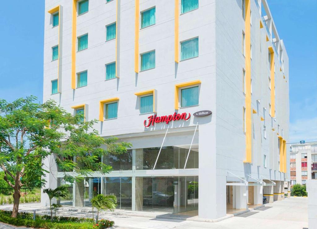 een weergave van de voorkant van de troef internationale hoteltoren in singapore bij Hampton By Hilton Yopal in Yopal