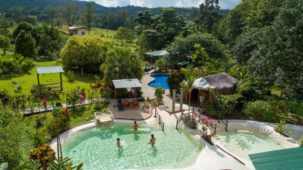Вид на бассейн в Hotel & Hot Springs Sueño Dorado или окрестностях