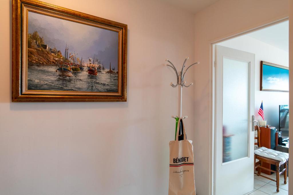 TV a/nebo společenská místnost v ubytování Appartement à Bénodet 3 étoiles avec vue sur mer