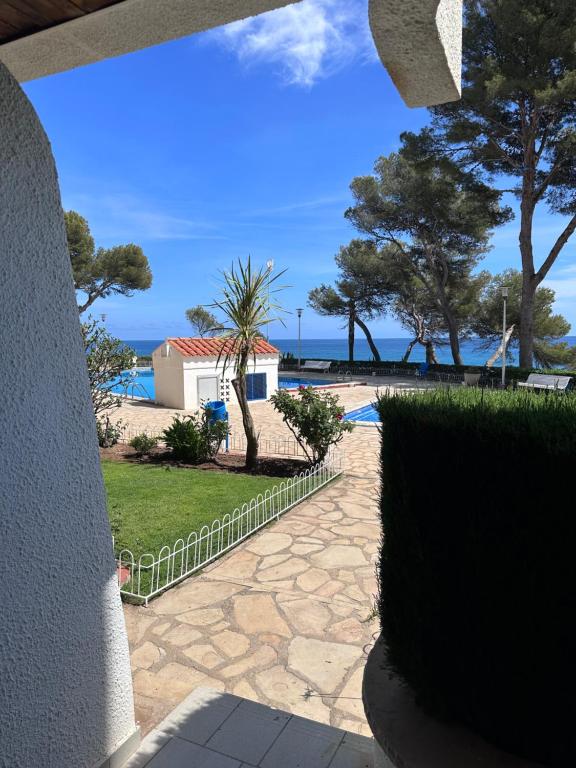 - une vue sur la plage depuis la terrasse couverte d'une maison dans l'établissement Passeig Maritim, à Miami Platja