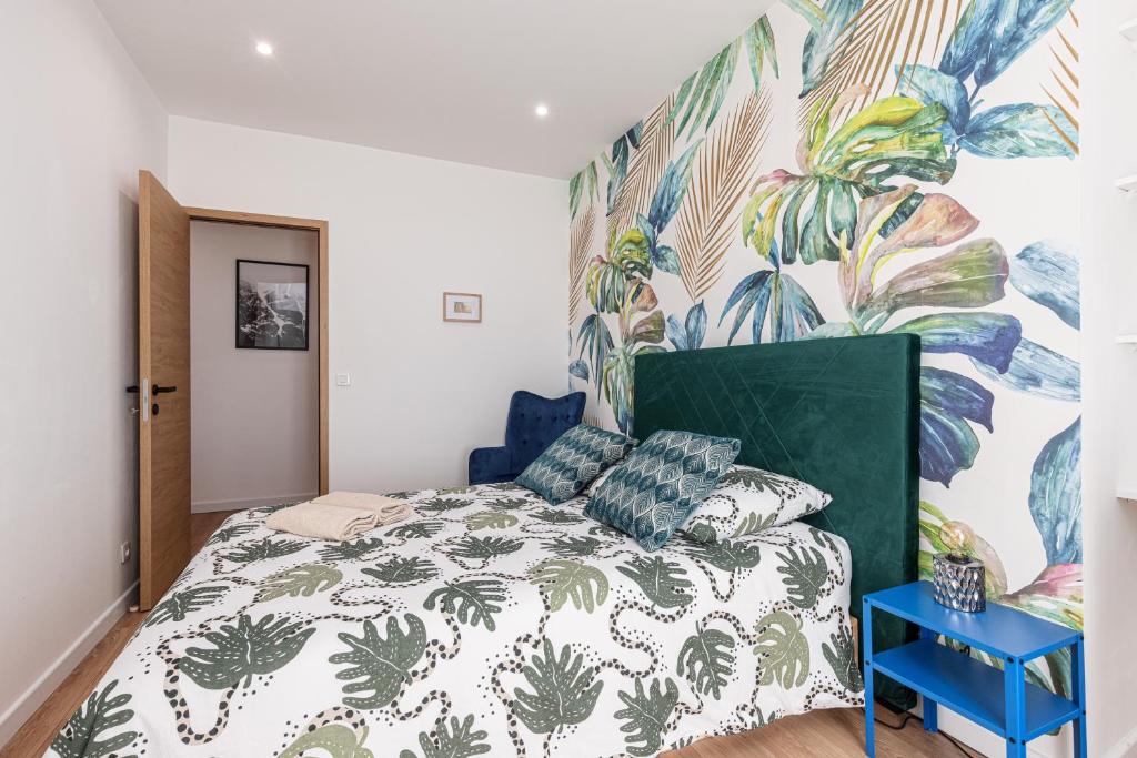 - une chambre avec un lit orné d'un mur de plantes dans l'établissement LA CASA REINE JEANNE- CENTRAL prés de la gare - WIFI - PARKING - Neuf ET CONFORT, à Nice