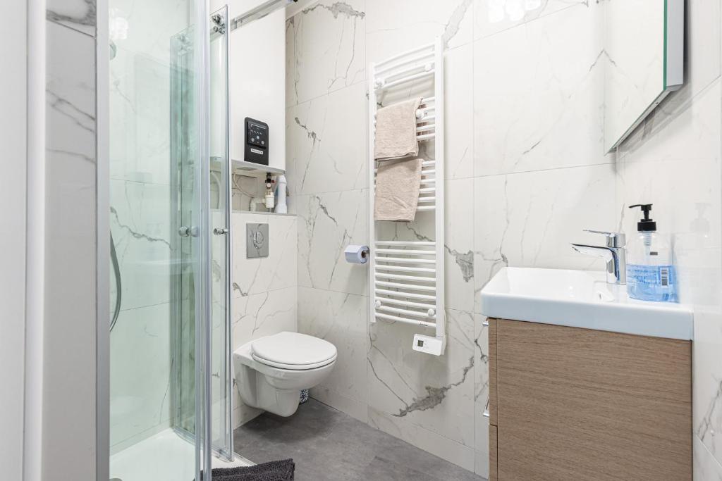 Salle de bains dans l'établissement LA CASA REINE JEANNE- CENTRAL prés de la gare - WIFI - PARKING - Neuf ET CONFORT