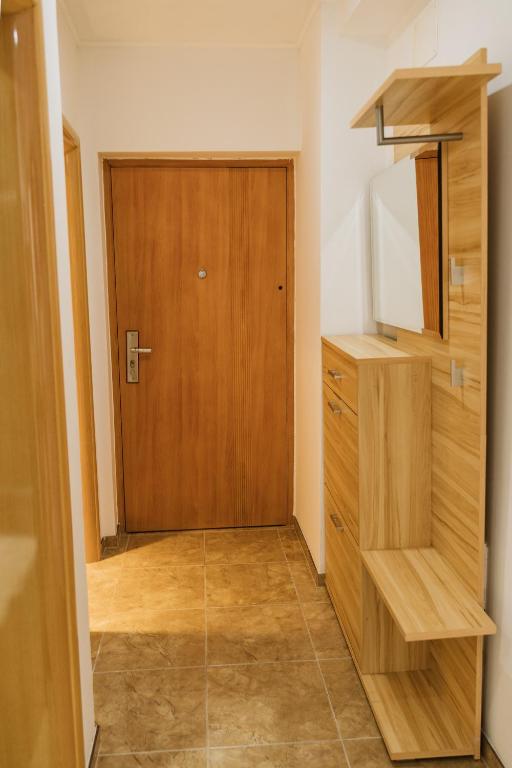 a room with a wooden door and a closet at Apartman Stil in Bugojno