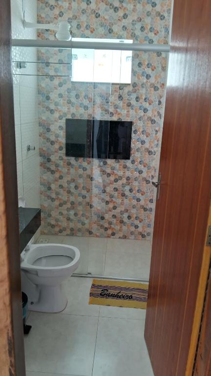 Koupelna v ubytování Casa com piscina e espaço gourmet a 30m da praia!
