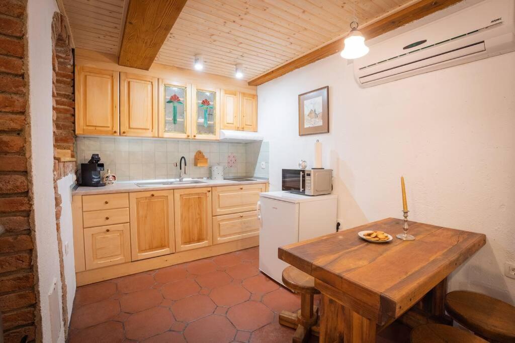 Kuchyň nebo kuchyňský kout v ubytování Studio Apartment Pr' Mirotu