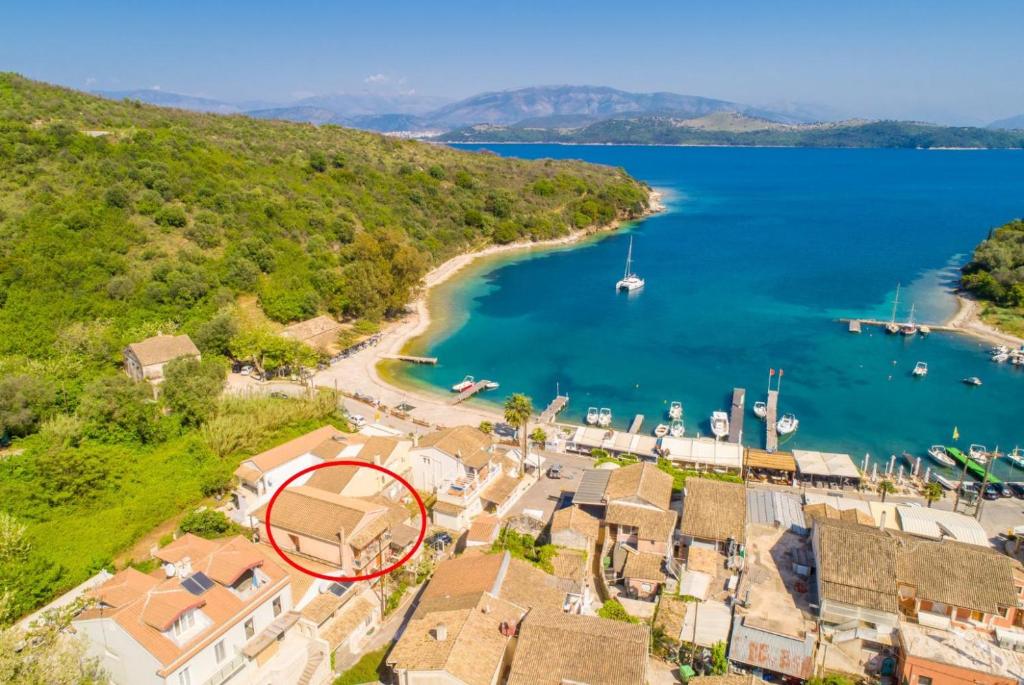 una vista aérea de una casa con playa en Fay Apartment, en Ágios Stéfanos