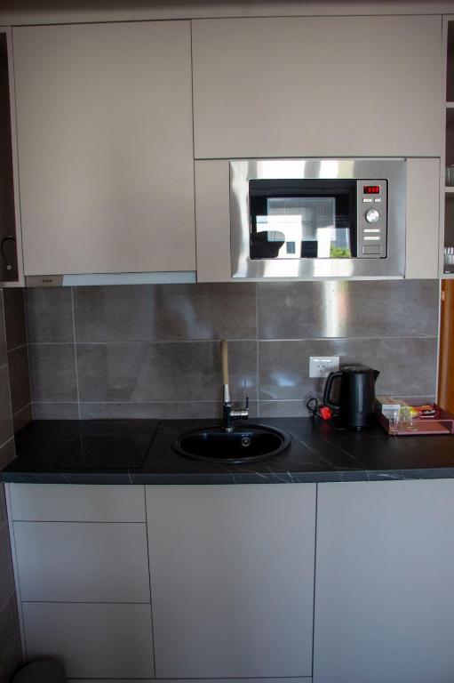 Kuchyň nebo kuchyňský kout v ubytování Harmony Studio Apartment
