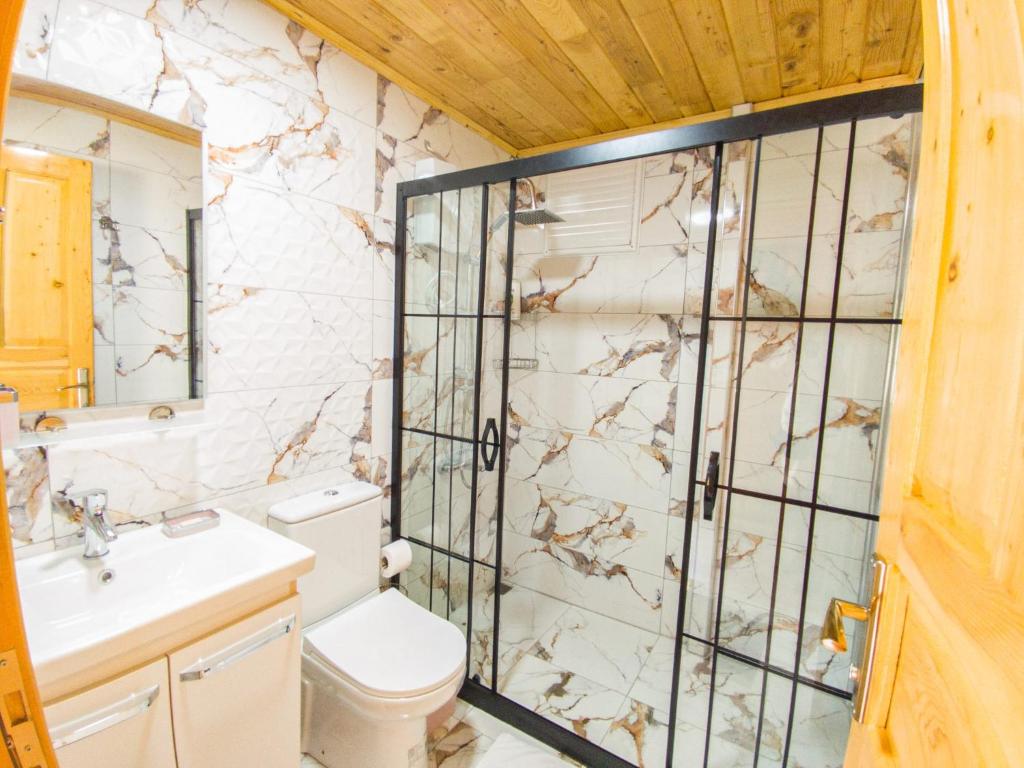 een badkamer met een toilet en een douche bij Arlin Bungalows in Kemer