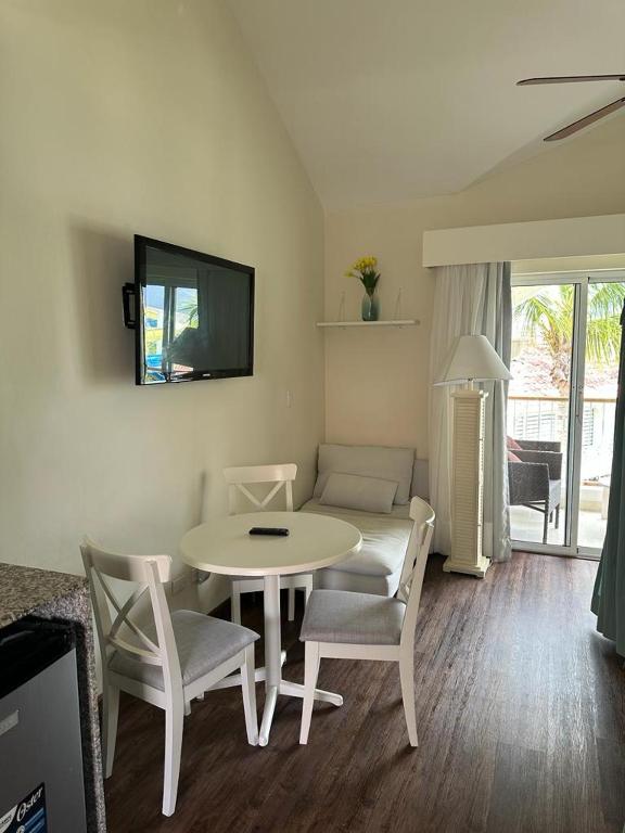 TV a/nebo společenská místnost v ubytování Hotel Palmera Bayahibe