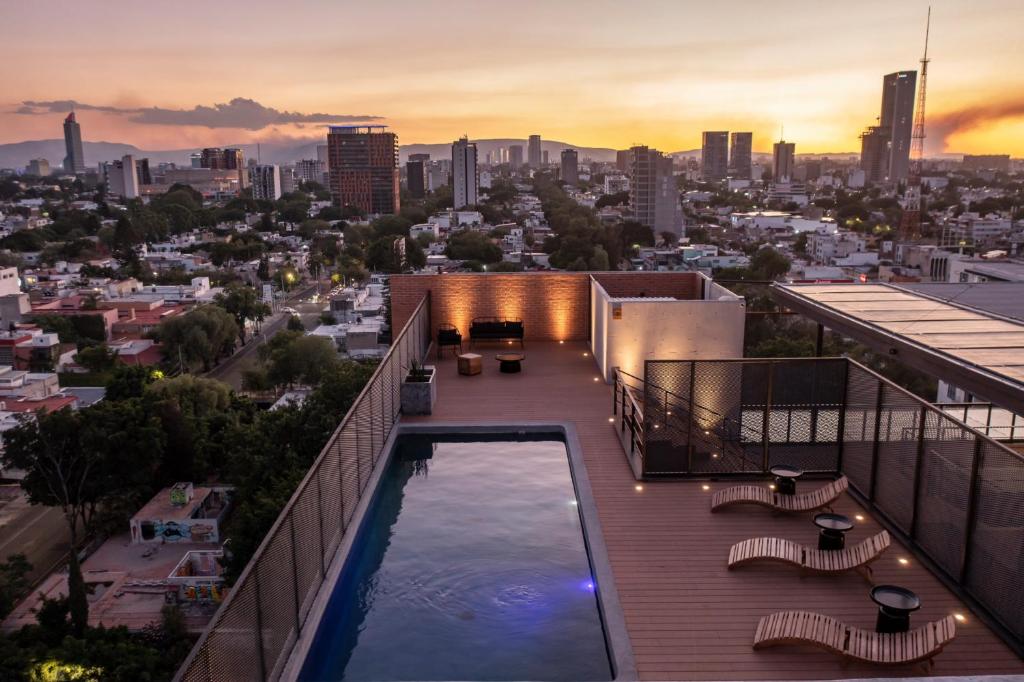 a view of the city from the roof of a building at Galeria Flat Rooftop Pool Witgdl in Guadalajara