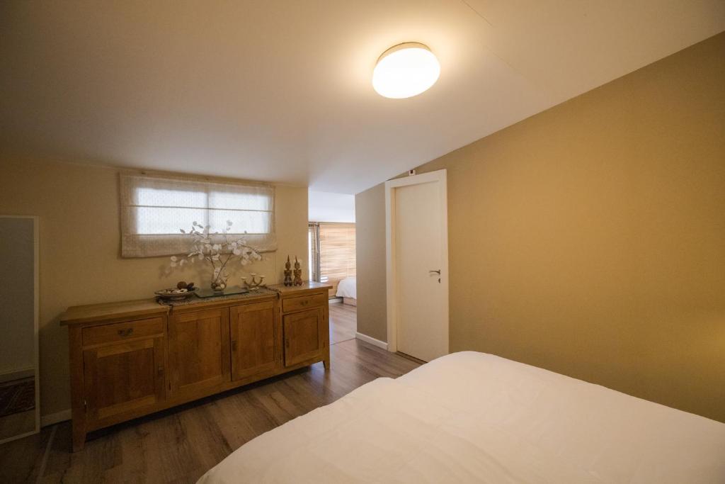 Een bed of bedden in een kamer bij IBEX unique Desert Inn