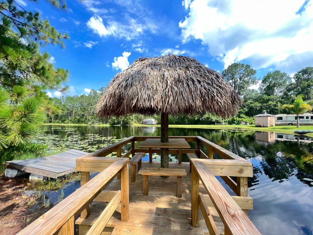 FAIRY TALE ESCAPE W/ LAKE & FIRE PIT, Davenport (updated prices 2024)