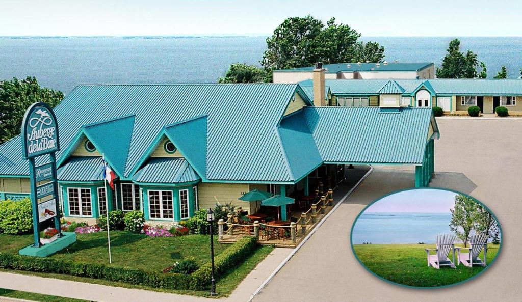 uma representação de uma casa com um telhado azul em Auberge De La Baie em Caraquet