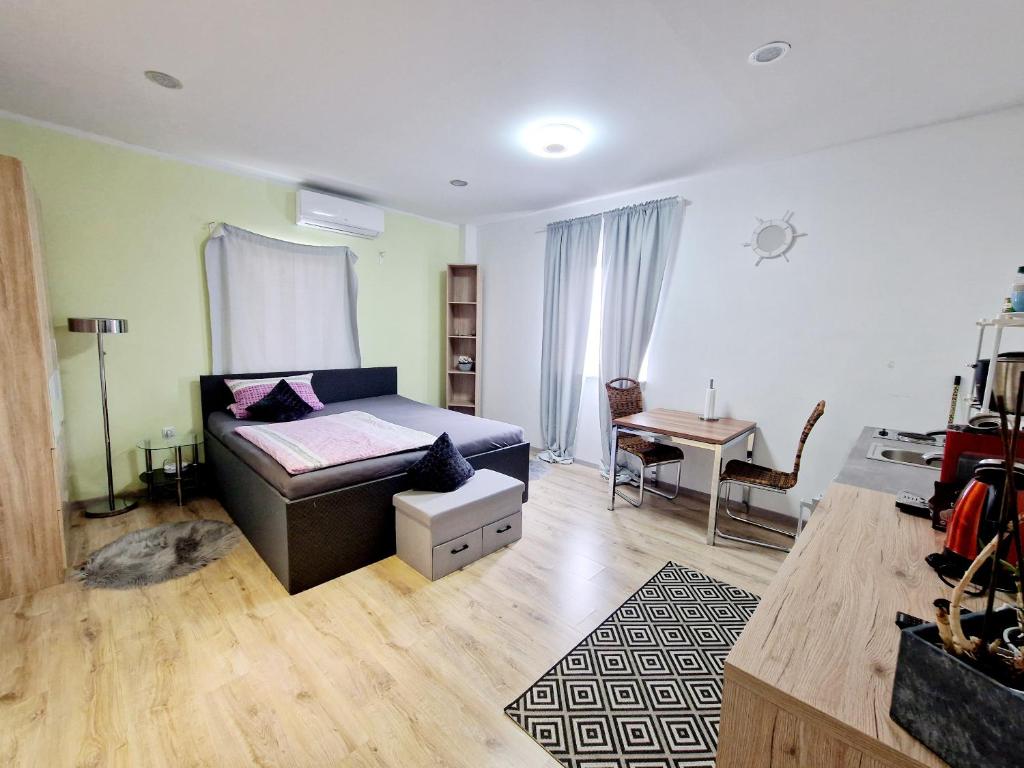 uma sala de estar com uma cama e uma secretária em iBO-APART 1 Zimmer Apartment in Herzogenaurach em Herzogenaurach
