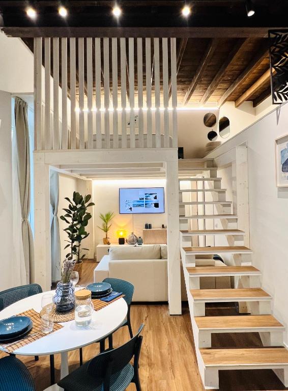 ein Wohnzimmer mit einer Wendeltreppe und einer Couch in der Unterkunft Tarra Luxury Suite in Mailand