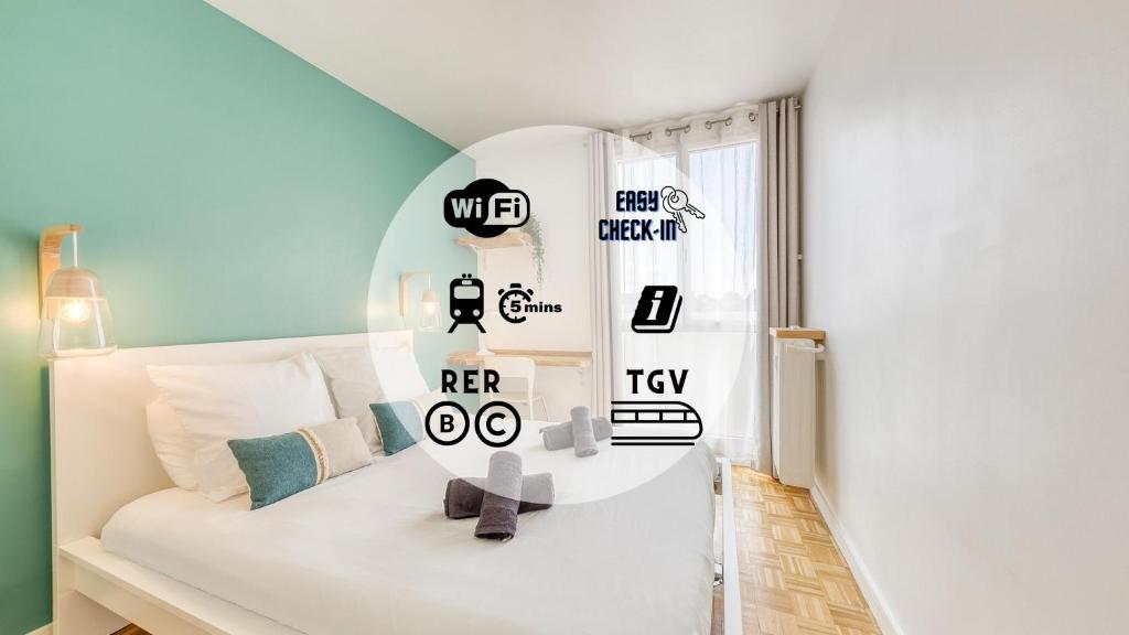 1 dormitorio con 1 cama blanca con pegatinas en la pared en Blue Dream - RER B&C - Netflix / Disney+/ Easy Check-in, en Massy