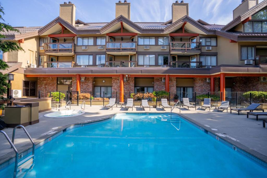 un hotel con piscina di fronte a un edificio di Whistler Village Inn & Suites a Whistler