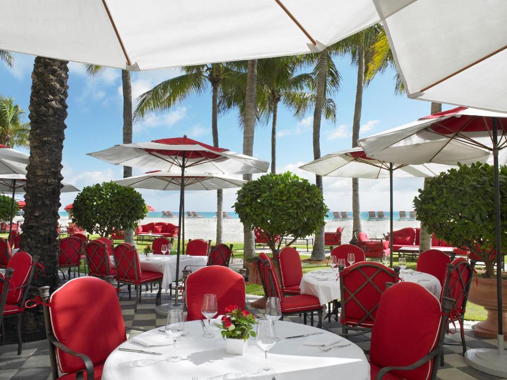 Restaurace v ubytování Acqualina Resort and Residences