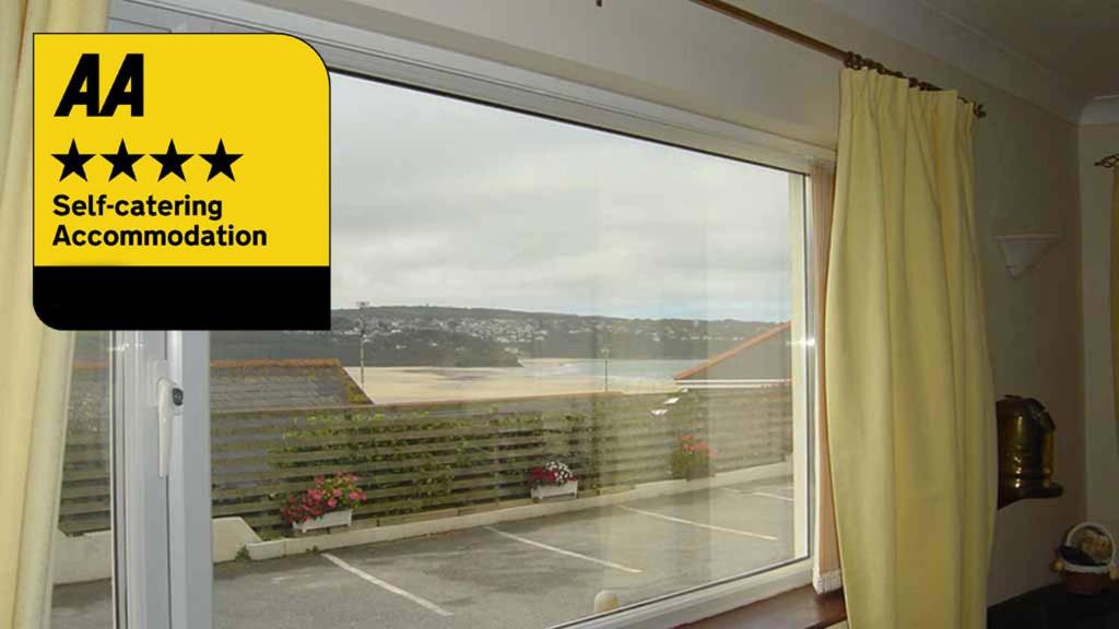 ein Fenster mit einem Schild mit der Aufschrift „Sit Catering Accommodation“ in der Unterkunft Mermaid - Pet Friendly Self Catering Holiday Cottage Hayle in Hayle