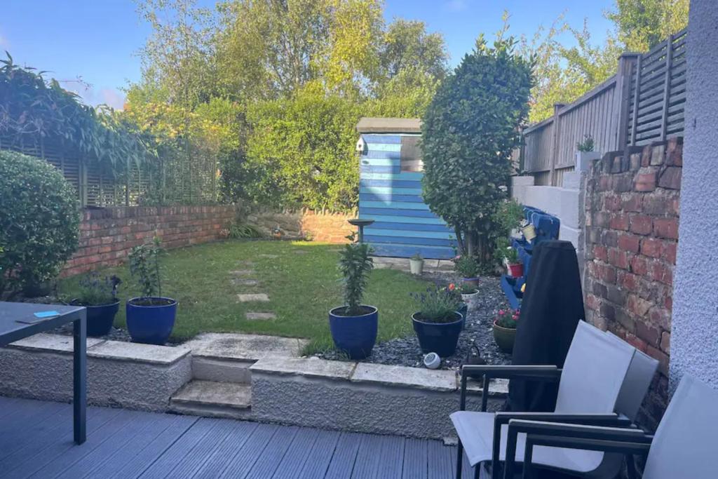 un patio con piante in vaso in un cortile di Charming 3BD House wPrivate Garden - Bristol a Bristol