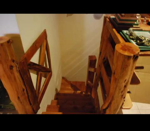 een houten trap in een kamer bij SHALOM in Villa La Angostura
