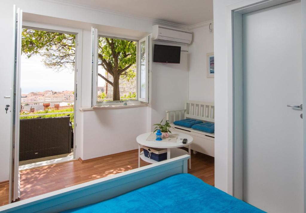 Un dormitorio con una cama y una ventana y una mesa. en Blue Lagune, en Dubrovnik