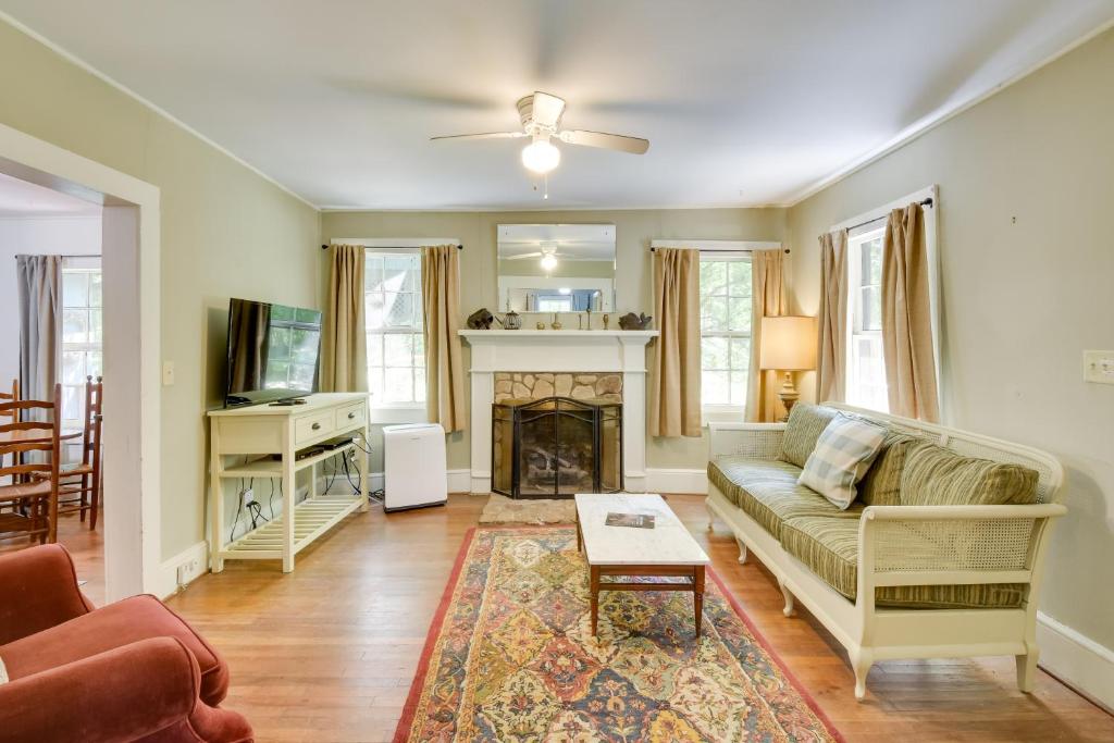 a living room with a couch and a fireplace at Pinnacle Mountain Falls Sunset Cottage with Deck in Sunset
