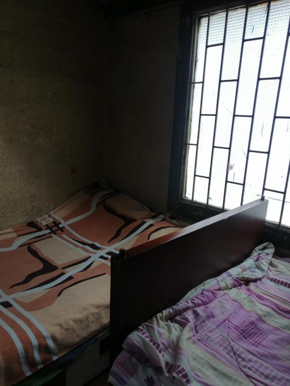 een kleine slaapkamer met een bed en een raam bij Casa familiar in Soacha