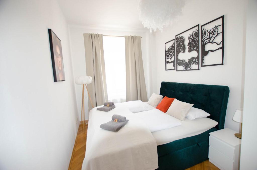 um quarto com 2 camas e um sofá verde em Stilvoller Altbau in zentraler Lage em Dresden