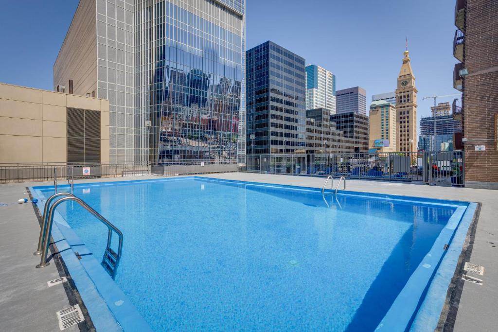 בריכת השחייה שנמצאת ב-Downtown Denver Condo with Balcony and Mountain Views או באזור