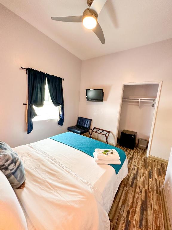 Postel nebo postele na pokoji v ubytování Samesun Venice Beach Hotel & Hostel