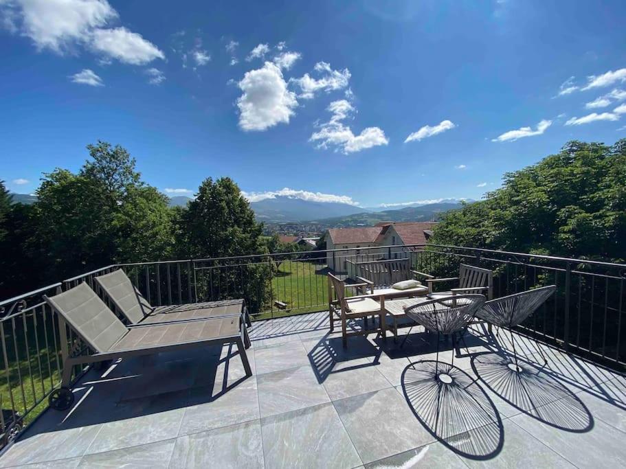 - un balcon avec un banc, une table et un vélo dans l'établissement Grand T5 avec terrasse vue sur les montagnes, à Gap
