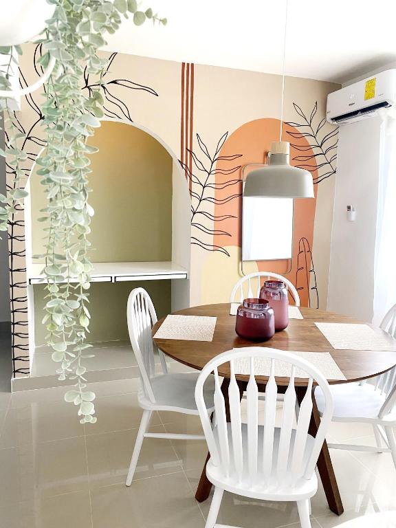una sala da pranzo con tavolo e sedie di Oasis Punta Cana Apartments 3 a Punta Cana