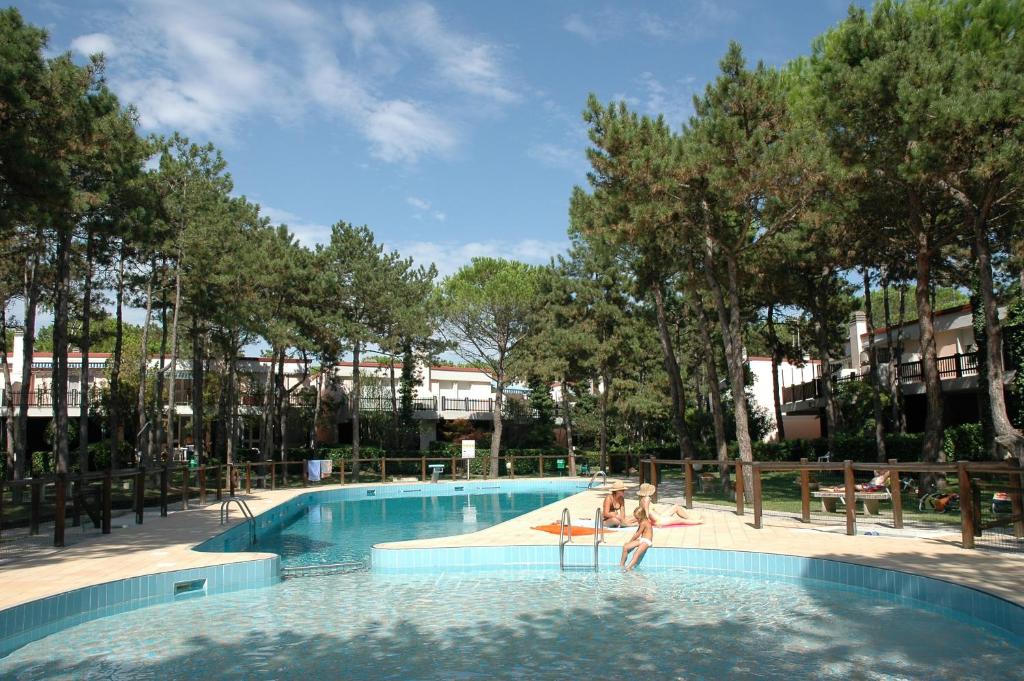 リニャーノ・サッビアドーロにあるVillaggio Estateの2人がスイミングプールで遊んでいる