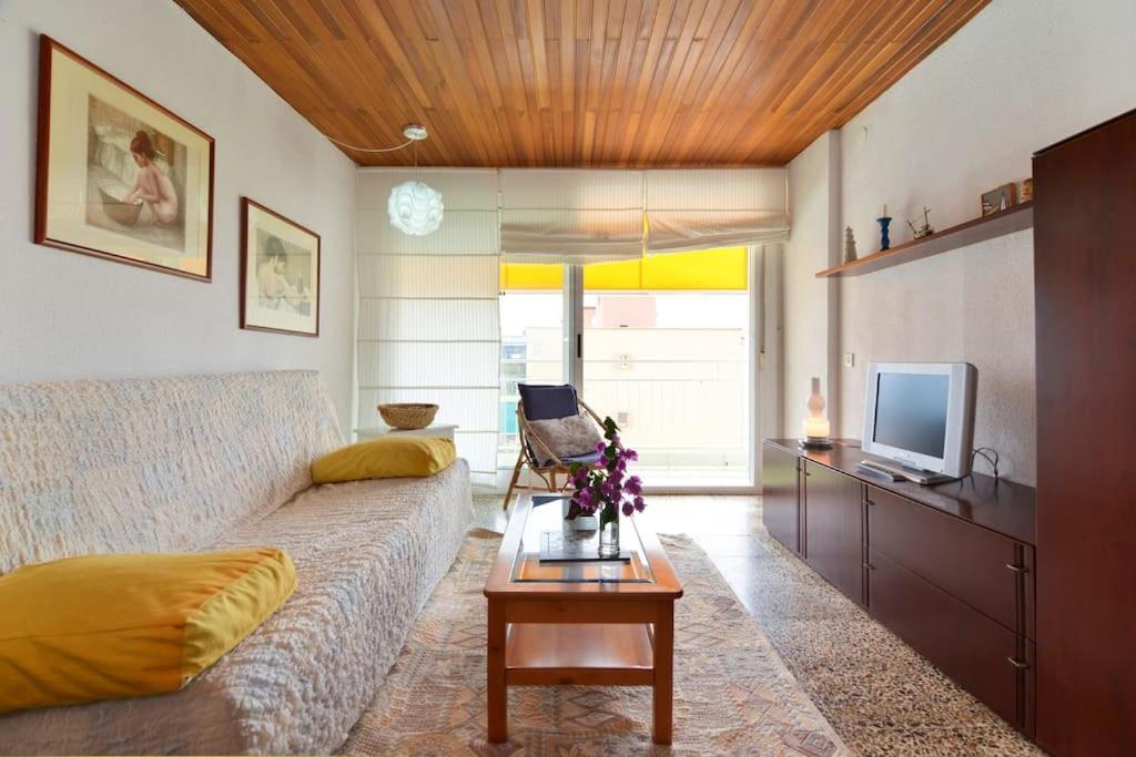 TV a/nebo společenská místnost v ubytování Oasis Near Barcelona Pool Tennis Beach