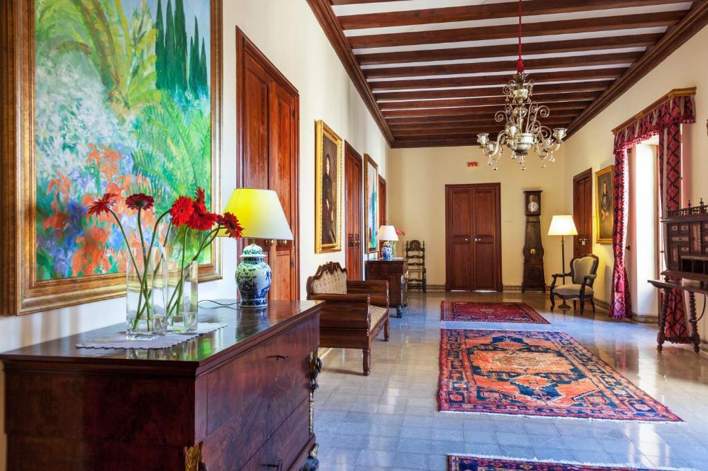 Coin salon dans l'établissement Hotel Llenaire