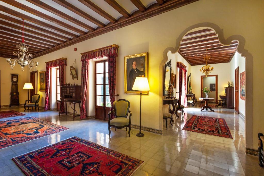 Coin salon dans l'établissement Hotel Llenaire