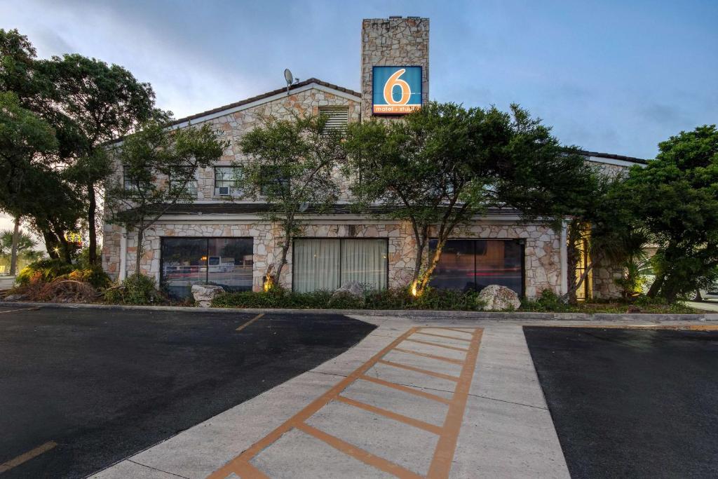 um edifício com um parque de estacionamento em frente em Studio 6 San Antonio TX Northwest Medical Center em San Antonio