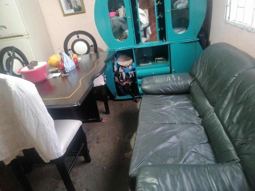 sala de estar con sofá y mesa en Casa familiar en Soacha en El Apogeo