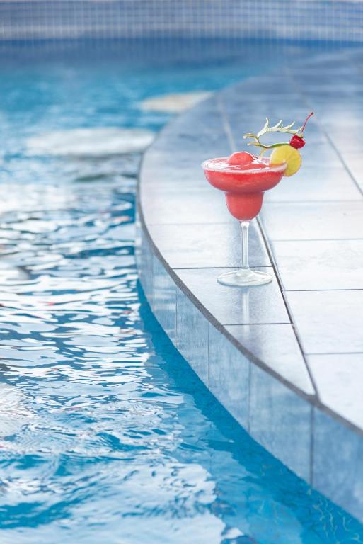 Bazén v ubytování Hotel Cayman Suites nebo v jeho okolí