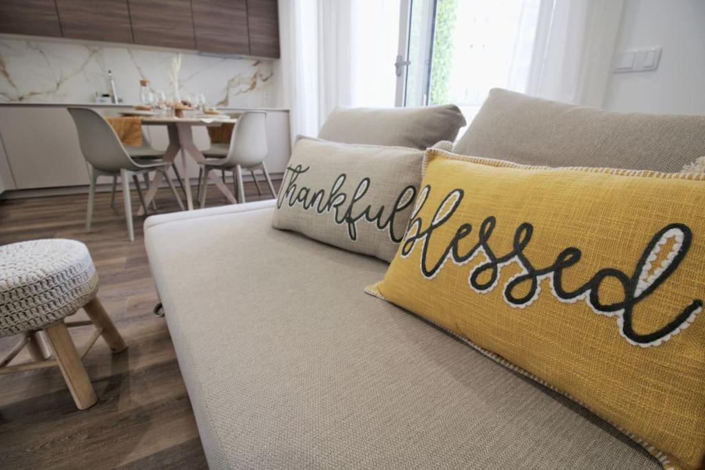 a couch with a yellow pillow with the word hello used at Refúgio do Sossego in Fátima