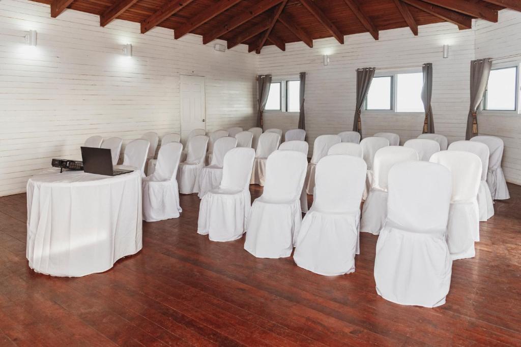 TV a/nebo společenská místnost v ubytování Hotel Cayman Suites