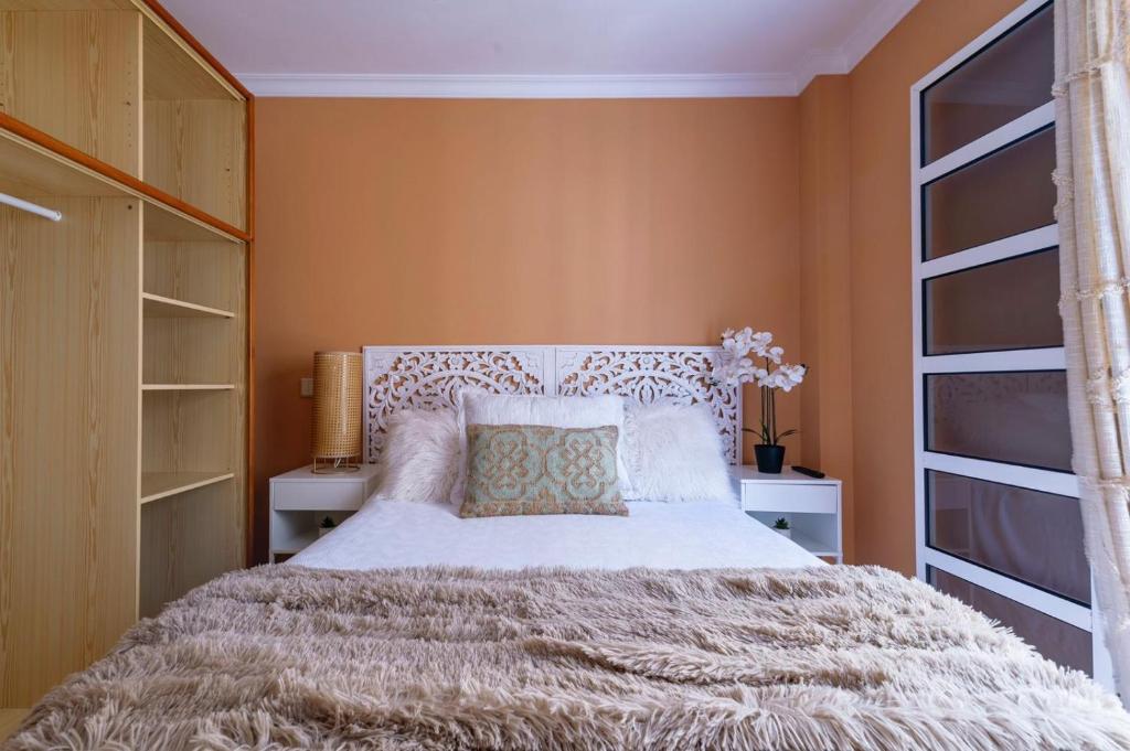 - une chambre avec un grand lit et une fenêtre dans l'établissement La Garita Vista azul, à La Garita