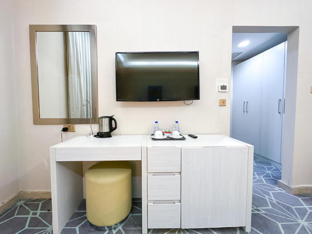 TV at/o entertainment center sa The Victory Hotel