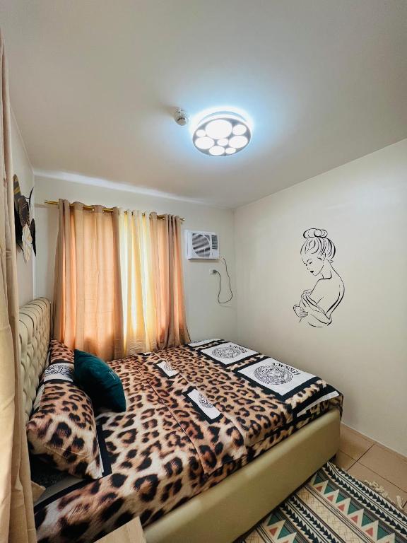 Postel nebo postele na pokoji v ubytování Lan’z cozy 2 bedroom 8 spatial maa